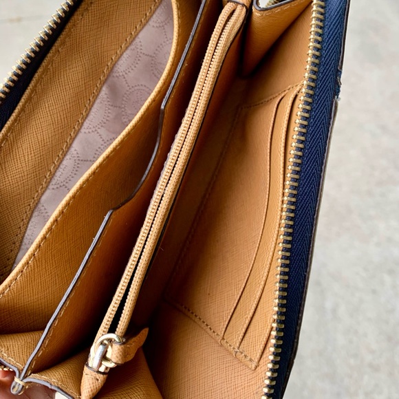 Michael Kors wallet - Picture 4 of 15